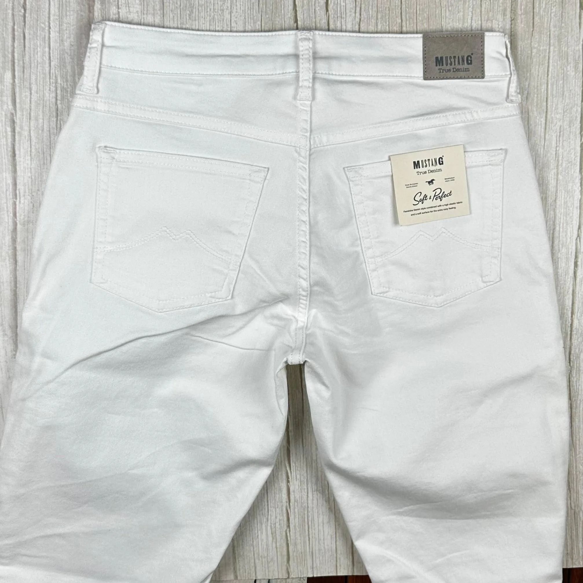 NWT- Mustang 'Rebecca' Slim White Jeans- Size 30/30