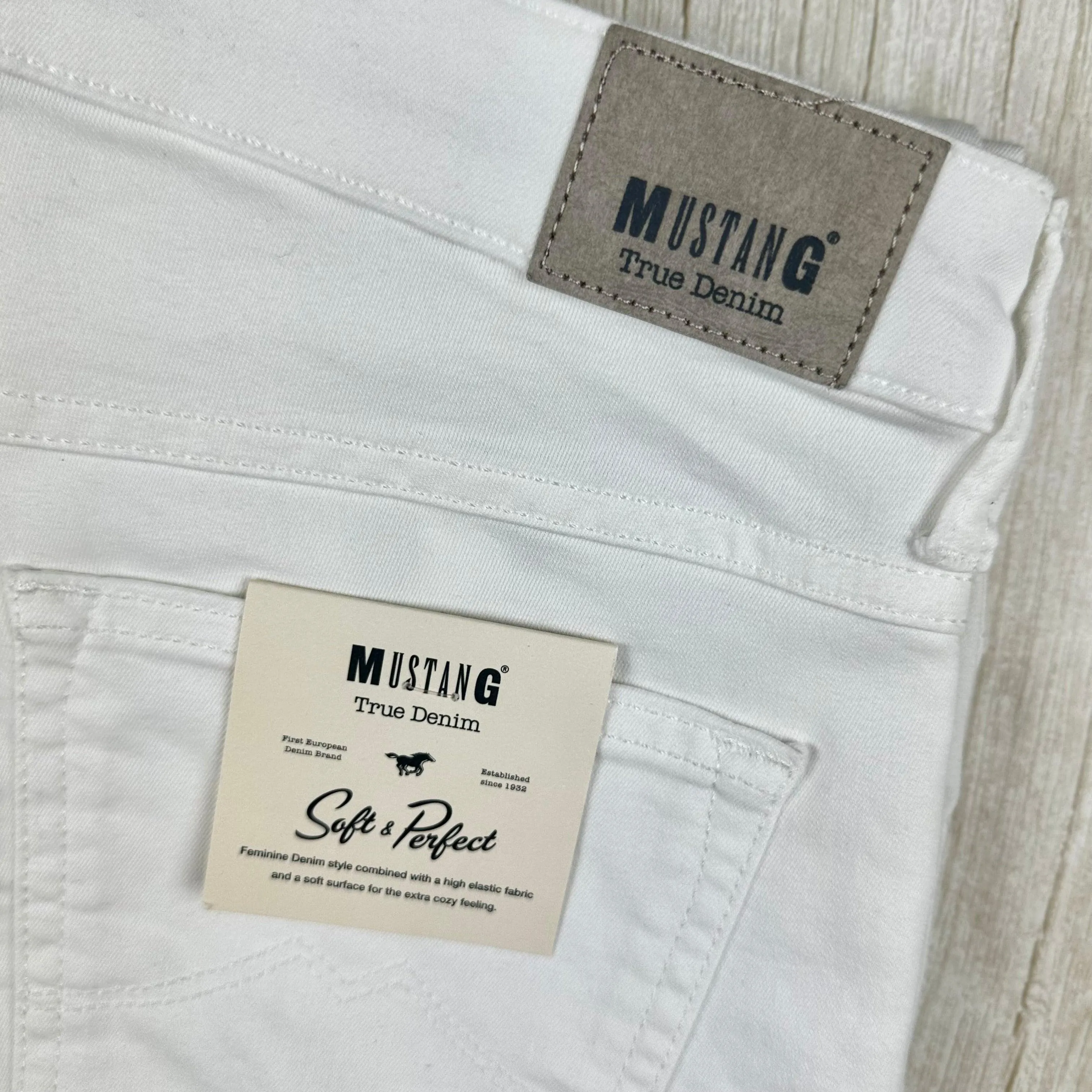 NWT- Mustang 'Rebecca' Slim White Jeans- Size 30/30